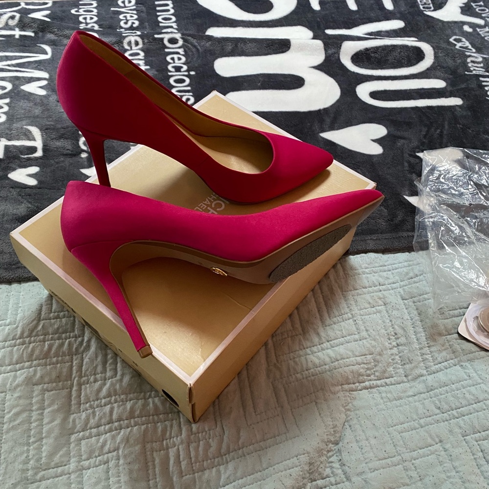 Brand new Michael kors pink pumps. Size 7.5 excellent condition